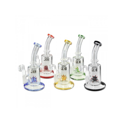 Fem farverige glas dab rigs designet til cannabis koncentrater, hver med unikke perkolatorer for optimal filtrering og køling.
