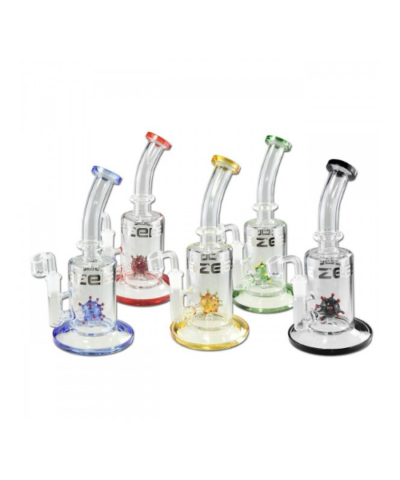 Fem farverige glas dab rigs designet til cannabis koncentrater, hver med unikke perkolatorer for optimal filtrering og køling.