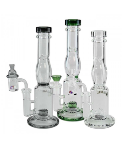Tre avancerede glasbonger med perkolatorer og farvede accenter til vaporisering og rygning af cannabis, med fokus på filtrering og afkøling af røgen for en glattere oplevelse.