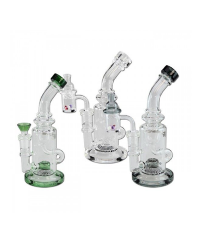 Trio af specialfremstillede glas dab rigs med unikke vandfiltreringsperkolatorer og farvede detaljer, ideelle til koncentreret cannabisforbrug.