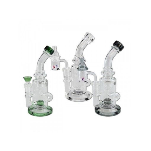 Trio af specialfremstillede glas dab rigs med unikke vandfiltreringsperkolatorer og farvede detaljer, ideelle til koncentreret cannabisforbrug.