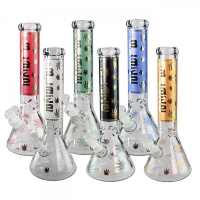 Samling af farverige glasbonger med marihuanablade og diverse logoer, ideelle til rygning af cannabis.