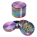 Metal grinder i olie farver, 4-delt design til effektiv og præcis formaling.