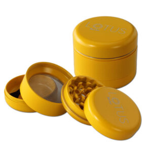 gul Black Leaf Lotus grinder, fire dele med keramisk belægning for holdbarhed og effektiv formaling.