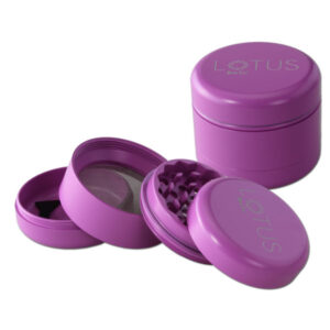 Lilla Black Leaf Lotus grinder, fire dele med keramisk belægning for holdbarhed og effektiv grindning.