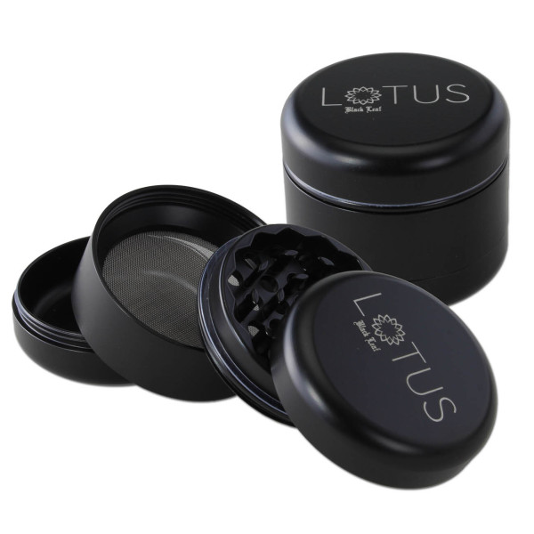 Sort Black Leaf Lotus grinder, fire dele med keramisk belægning for holdbarhed og effektiv formaling.